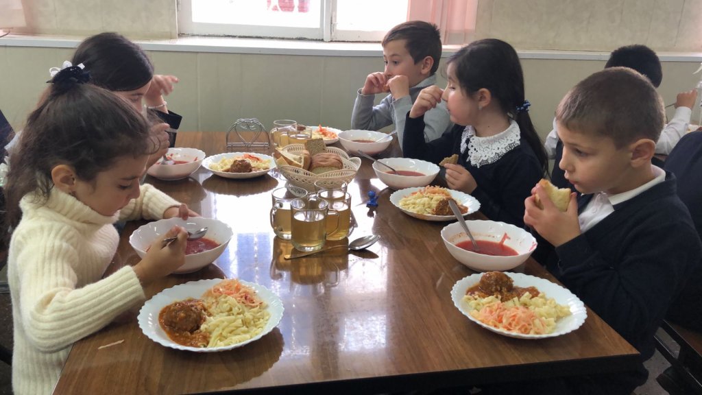 В столовой