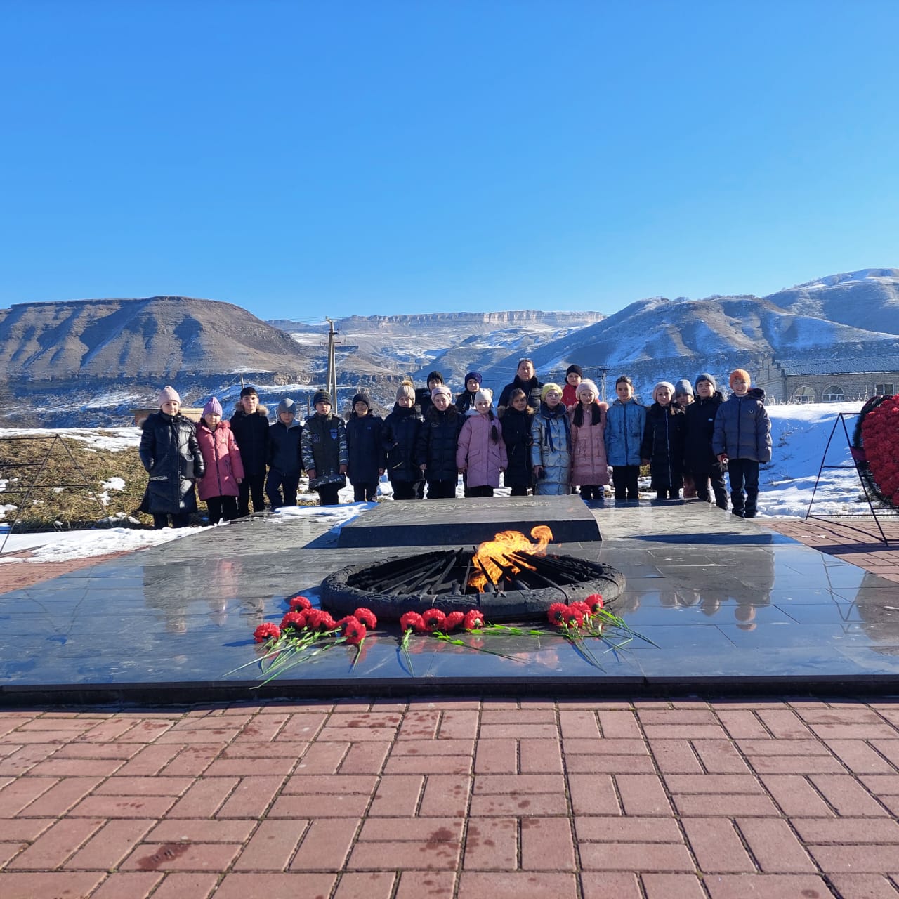 Сегодня 30.01.2024 учащиеся МБОУ КГО СШ &amp;quot;№6 им. Д.Т. Узденова&amp;quot; в рамках месячника военно-патриотической работы посетили Музей-памятник Защитникам перевалов Кавказа и возложили цветы к Вечному огню..